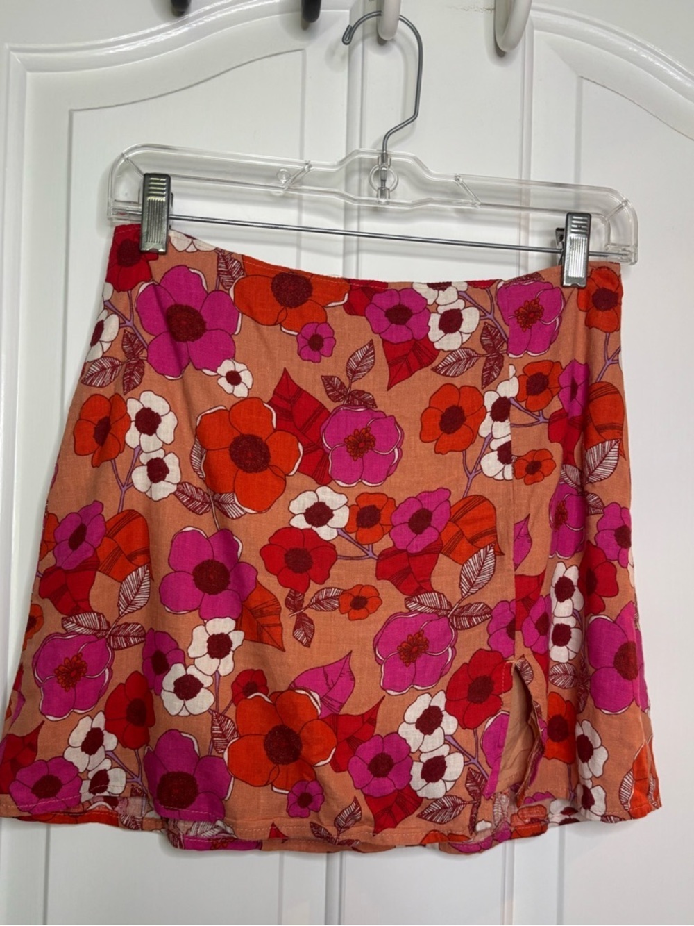 EUC URBAN OUTFITTERS Floral Mini Skirt in Peach with Pink & Red Blooms SIZE XS